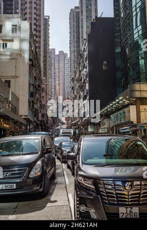 Städtische Schlucht und Verkehr in hongkong Stockfoto