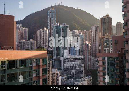 Wolkenkratzer und Stadtviertel in hongkong Stockfoto