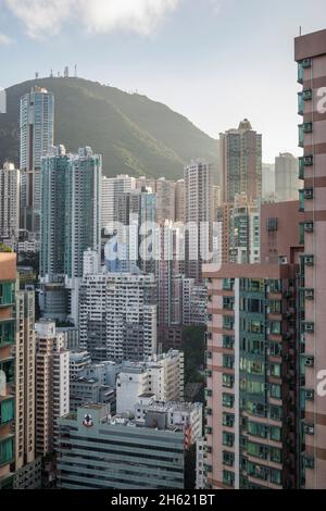 Wolkenkratzer und Stadtviertel in hongkong Stockfoto