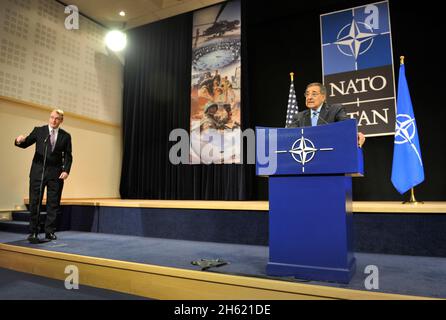 Der Assistent des Verteidigungsministers für öffentliche Angelegenheiten George Little, links, zeigt sich Reportern gegenüber, während Verteidigungsminister Leon Panetta während einer Pressekonferenz am 22. Februar 2013 Fragen beantwortet. Stockfoto