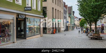 Fußgängerzone mit Geschäften in der Altstadt von kempten, bayern Stockfoto
