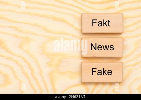 Fakten und Fake News in der Presse Stockfoto