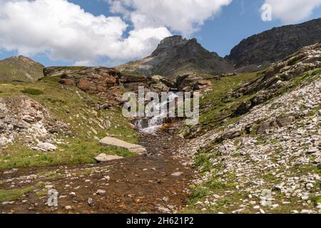 Vals, Schweiz, 21. August 2021 idyllischer kleiner Wasserfall fließt die Berge hinunter Stockfoto