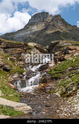 Vals, Schweiz, 21. August 2021 idyllischer kleiner Wasserfall fließt die Berge hinunter Stockfoto