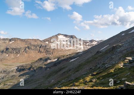 Vals, Schweiz, 21. August 2021 Blick über die alpen auf dem Weg zum Fanellhorn Stockfoto