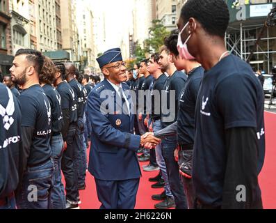 New York City, Vereinigte Staaten von Amerika. 11. November 2021. Der Stabschef der US-Luftwaffe, General CQ Brown, Jr., gratuliert den Rekruten, nachdem sie ihren Eid zur Vereidigung des Veterans Day am 11. November 2021 in New York City, New York, ausgestellt haben. Kredit: TSgt. Ryan Conroy/USCG Foto/Alamy Live News Stockfoto