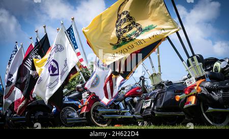 Adelup, Vereinigte Staaten Von Amerika. November 2021. Adelup, Vereinigte Staaten von Amerika. 11. November 2021. Flaggen und Motorradfahrer werden während einer Gemeinschaftsfeier zum Veteranentag im Governors Complex am 11. November 2021 in Adelup, Guam, ausgestellt. Kredit: MSgt. Richard Ebensberger/US Air Force/Alamy Live News Stockfoto