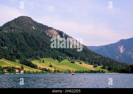 deutschland,bayern,oberbayern,mangfallgebirge,schliersee,schlierseerplatz,Uferpromenade gegen den hirschgröhrkopf Stockfoto