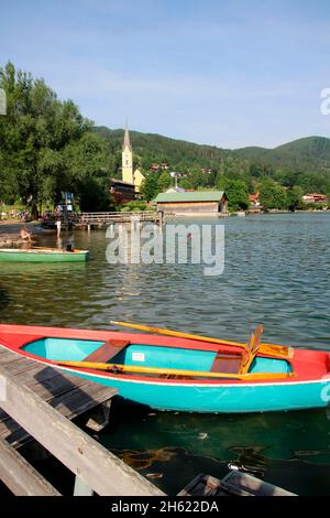 deutschland,bayern,oberbayern,mangfallgebirge,schliersee,schliersee Ort,Promenade mit St. sixtus Kirche Stockfoto