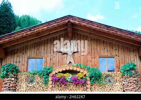 Haus, dekorativ, Holz, Blumen, Blumenschmuck, Kreuz, Fenster, Holzhaus, Navigationssystem, wipptal, tirol, österreich Stockfoto