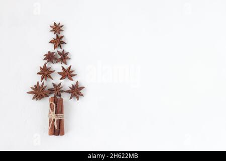 Neujahr Baum aus Sternen Anise und Zimtstangen, weißer Hintergrund, Draufsicht, Kopierraum, Idee für eine Weihnachtskarte Stockfoto