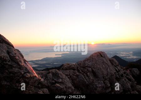 stimmungsvoller Sonnenaufgang, Blick vom Gipfel der kampenwand (1669 m) im chiemgau,chiemsee,Blick über das Wolkenmeer,chiemgauer alpen,bei aschau,oberbayern,bayern,süddeutschland,deutschland Stockfoto