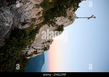 Blick auf das Gipfelkreuz bei einer Wanderung zum Gipfel der kampenwand (1669 m) im chiemgau, chiemgauer alpen, bei aschau, oberbayern, bayern, süddeutschland, deutschland Stockfoto