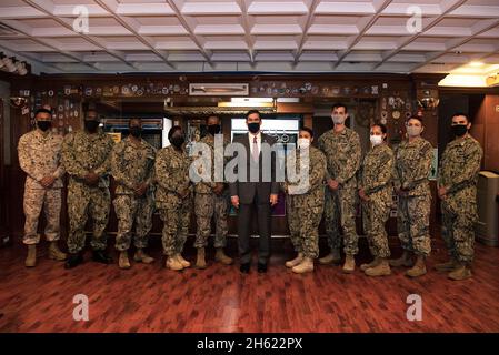 Berichtet: Verteidigungsminister Dr. Mark T. Esper besucht bei der Naval Support Activity stationierte Truppen Bahrain, 28. Oktober 2020. Stockfoto