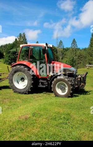 lindner geotrac 73,3300 cm–³, 3 Zylinder, bj. 2009,Traktor während der Heuernte,deutschland,bayern,oberbayern,werdenfelser Land,isartal,mittenwald,kranzberg,wildensee,buckelwiesen,Heuwagen Stockfoto