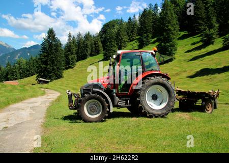 lindner geotrac 73,3300 cm–³, 3 Zylinder, bj. 2009,Traktor während der Heuernte,deutschland,bayern,oberbayern,werdenfelser Land,isartal,mittenwald,kranzberg,wildensee,buckelwiesen,Heuwagen Stockfoto