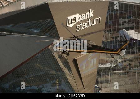 Der Hubschrauber UH-60 Black Hawk, ein US-amerikanischer Zoll- und Grenzschutz-, Luft- und Marinebetrieb, fliegt vor dem Super Bowl LII in Minneapolis, Minn., 29. Januar 2018 über das U.S. Bank Stadium. Stockfoto