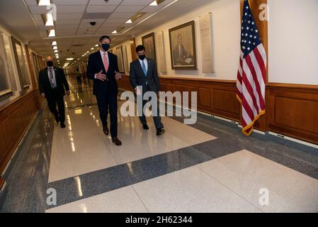 Reportage: Verteidigungsminister Dr. Mark T. Esper geht mit dem Exekutivdirektor des Büros für Internationale Zusammenarbeit des Büros des Unterdekretärs für Erwerb und Nachhaltigkeit, Gregory M. Kausner, vor einem Besuch beim Personal der Internationalen Zusammenarbeit, dem Pentagon, Washington, D.C., 24. September, durch das Pentagon 2020. Stockfoto