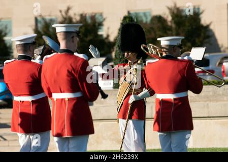 Die United States Marine Band nimmt an der verstärkten Ehrenabsperrung Teil, da Verteidigungsminister Dr. Mark Esper den Verteidigungsminister der Republik Korea, Suh Wook, am 14. Oktober 2020 im Pentagon, Washington, D.C. begrüßt. Stockfoto