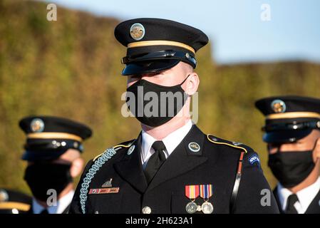 Berichtet: Soldaten mit der Joint Honor Guard nehmen an der verstärkten Ehrenabsperrung Teil, da Verteidigungsminister Dr. Mark Esper den Verteidigungsminister der Republik Korea, Suh Wook, am 14. Oktober 2020 im Pentagon, Washington, D.C. begrüßt. Stockfoto