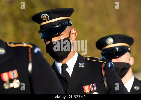 Berichtet: Soldaten mit der Joint Honor Guard nehmen an der verstärkten Ehrenabsperrung Teil, da Verteidigungsminister Dr. Mark Esper den Verteidigungsminister der Republik Korea, Suh Wook, am 14. Oktober 2020 im Pentagon, Washington, D.C. begrüßt. Stockfoto