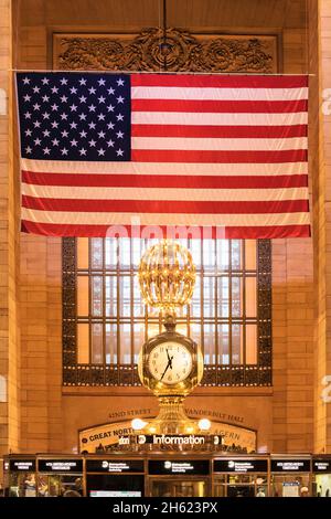 Bronzeuhr über dem Informationsschalter, Grand Central Station Concourse, manhattan, New york City, New york, usa Stockfoto