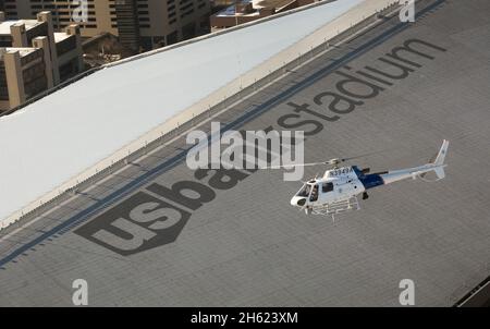 Der Hubschrauber AStar, ein US-amerikanischer Zoll- und Grenzschutz-, Luft- und Marinebetrieb, fliegt vor dem Super Bowl LII in Minneapolis, Minn., 29. Januar 2018 über das U.S. Bank Stadium Stockfoto