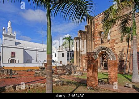 Krankenhaus San Nicolás de Bari und Iglesia Nuestra Señora de la Altagracia in der Ciudad Colonial der Stadt Santo Domingo, Dominikanische Republik Stockfoto