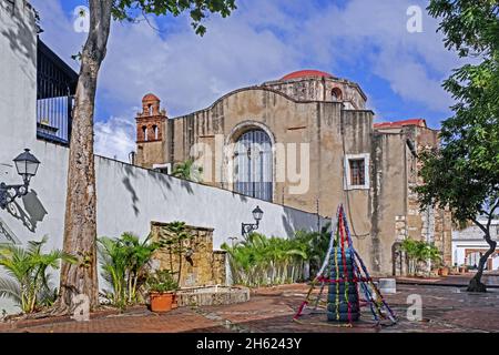 Nationales Pantheon / Panteón de la Patria von der Plaza Maria de Toledo in der Ciudad Colonial der Stadt Santo Domingo, Dominikanische Republik Stockfoto