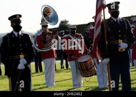 Berichtet: Die Truppen der Joint Honor Guard und die United States Marine Band nehmen an der verstärkten Ehrenwache Teil, da Verteidigungsminister Dr. Mark Esper den Verteidigungsminister der Republik Korea, Suh Wook, am 14. Oktober 2020 im Pentagon, Washington, D.C. begrüßt. Stockfoto