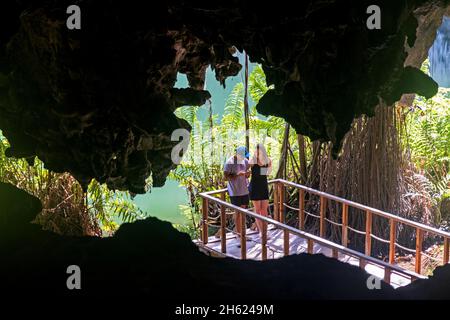 Touristen in Three Eyes NP / Parque Nacional Los Tres Ojos, Kalksteinhöhle im Mirador del Este Park, Santo Domingo Este, Dominikanische Republik, Karibik Stockfoto