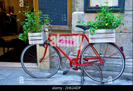 Fahrrad im historischen Zentrum als Straßenmöbel Tropea Italien Stockfoto