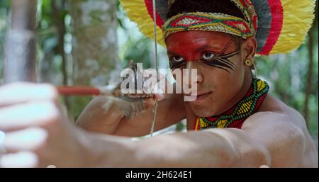 Indianer aus dem Stamm der Pataxó mit Pfeil und Bogen. Indianertag. Brasilianischer Inder Stockfoto