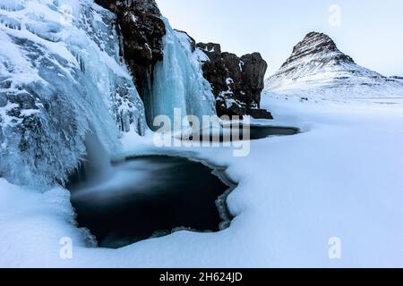 Kirkjufellfoss im Winterkleid. Stockfoto