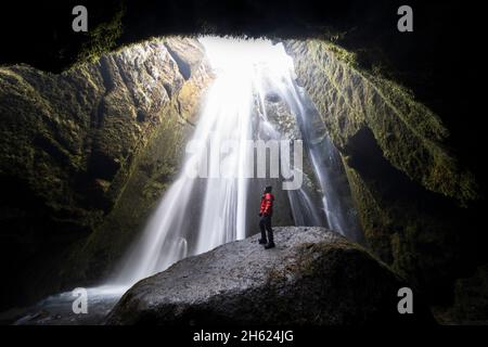 Eine Person steht vor dem Wasserfall Gljufrabui. Stockfoto