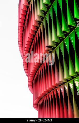 Grün, rot und weiß futuristischen Design Textur Hintergrund. Fußballstadionstruktur Stockfoto