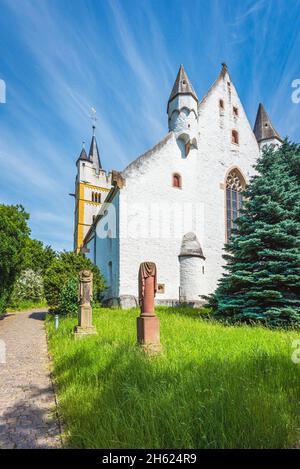 Schlosskirche in ingelheim mit Friedhof, umgeben von Schutzmauern mit Zinnen Stockfoto