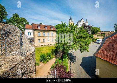 Schlosskirche in ingelheim mit Friedhof, umgeben von Schutzmauern mit Zinnen Stockfoto