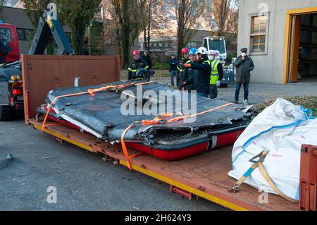 Transport des verschmolzenen Kopfes der Seilbahn, der wichtigste Beweis im unabweislichen Versuch der Mottarone-Seilbahn. Stockfoto