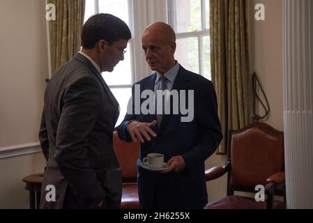 Referat: Verteidigungsminister Dr. Mark T. Esper spricht mit dem stellvertretenden Vorsitzenden von RUSI, John Scarlett, bevor er bei RUSI oder dem Royal United Services Institute, London, England, am 6. September 2019 eine Rede hält. Stockfoto