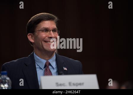 Bericht: Verteidigungsminister Dr. Mark T. Esper und Vorsitzender des Joint Chiefs of Staff Army General Mark A. Milley geben dem Armed Services Committee des Senats über die Haushaltslage des Verteidigungsministeriums Zeugnis bei der Überprüfung des Antrags auf Genehmigung der Verteidigung für das Geschäftsjahr 2021 und des Verteidigungsprogramms für die kommenden Jahre, Hart Senate Office Building, Washington, D.C., 4. März 2020. Stockfoto