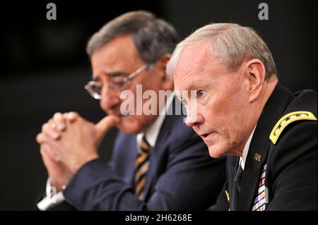 Der Vorsitzende der Generalstabschefs der Stabsarmee, General Martin Dempsey, rechts, beantwortet eine Frage während einer Pressekonferenz mit Verteidigungsminister Leon Panetta am 10. Mai 2012 im Pentagon. Stockfoto