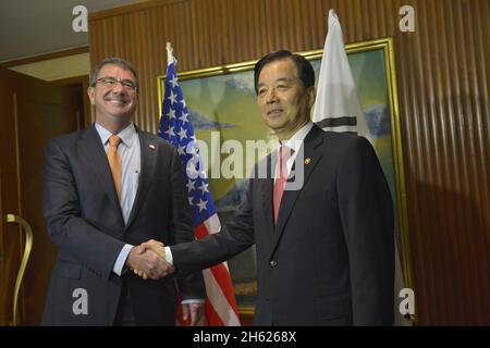 Verteidigungsminister Ash Carter posiert mit dem Verteidigungsminister der Republik Korea Han Min-Goo während des Shangri-La-Dialogs am 30. Mai 2015 in Singapur für ein offizielles Foto. Stockfoto