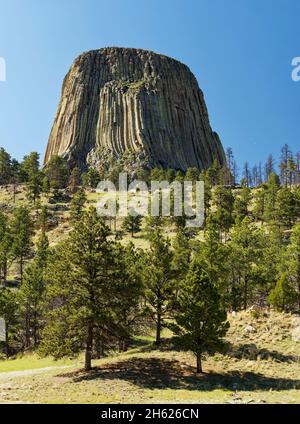 Teufelsturm, unmutiger Felsen, majestätisch, monumental, mehr als 50 Millionen Jahre alt, nationales Denkmal, Touristenort, usa, wyoming, schwarze Hügellandschaft, vulkanisches Magma Stockfoto