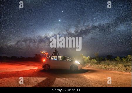 Fahrt mit dem Auto durch das australische Outback bei Nacht. nordwest-australien. Stockfoto