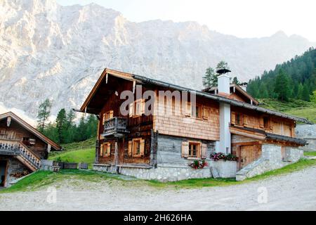 alm auf dem lafatschen hochleger, im Hintergrund die Nordwand der haller gleirschtal Kette Stockfoto