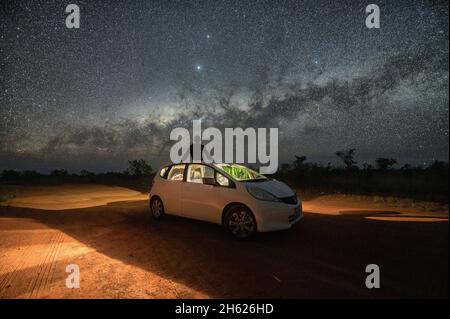 Fahrt mit dem Auto durch das australische Outback bei Nacht. nordwest-australien. Stockfoto