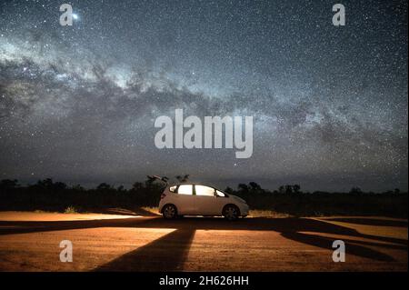 Fahrt mit dem Auto durch das australische Outback bei Nacht. nordwest-australien. Stockfoto