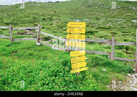 Wegweiser bei der pfeishütte,1922 m goetheweg,E-Bike,Ausflugsziel über innsbruck auch erreichbar über scharnitz,gleirschtal,Samertal,naturpark karwendel,karwendelgebirge,innsbruck,tirol,österreich,europa, Stockfoto