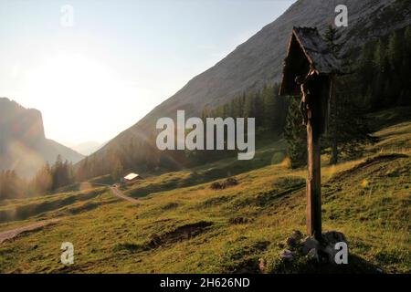 Bergkreuz am lafatscher-niederleger,Almhütte im Hintergrund,Wanderung zum Halleramgerhaus,Alm,Sonnenuntergang,österreich,tirol,Rücklicht,Almwiese Stockfoto